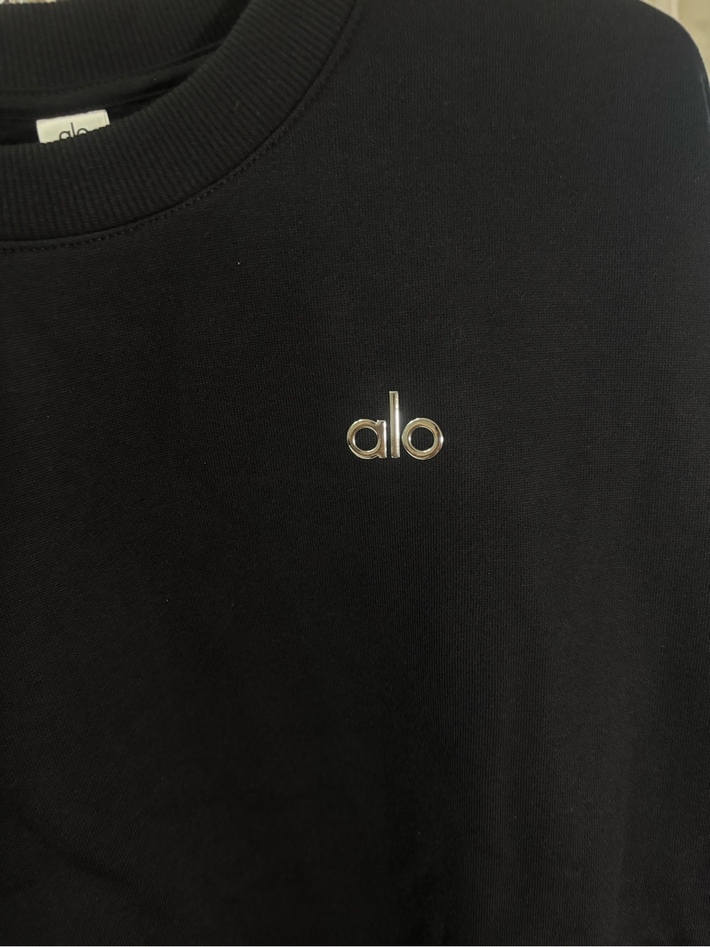 ALO Yogas Women’s Black Crewneck pullover - Picture 3 of 5